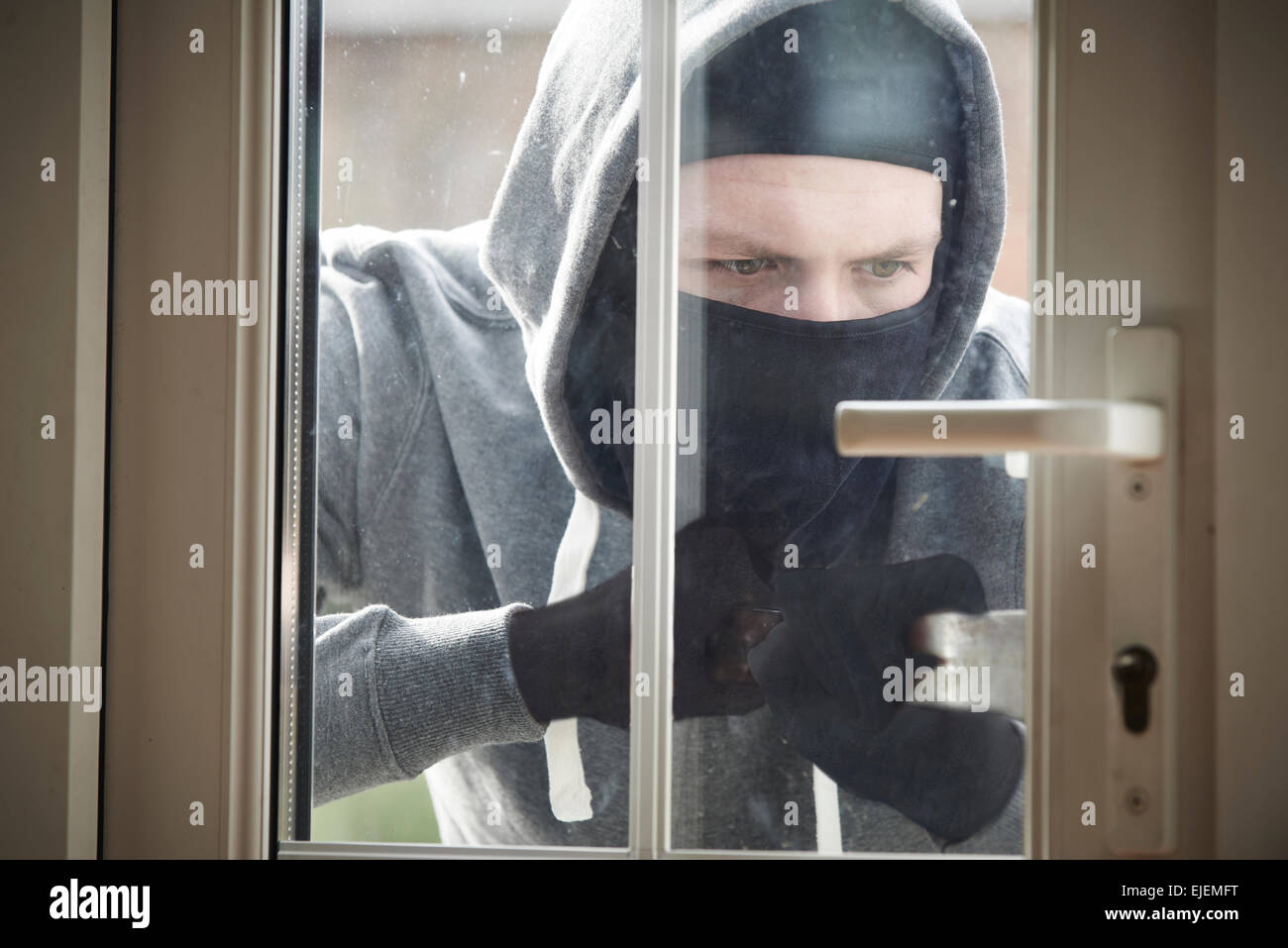 En rupture de cambrioleur House en forçant porte avec pince Banque D'Images