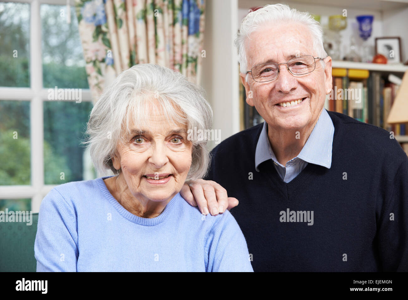 Portrait Of Happy Senior Couple At Home Together Banque D'Images