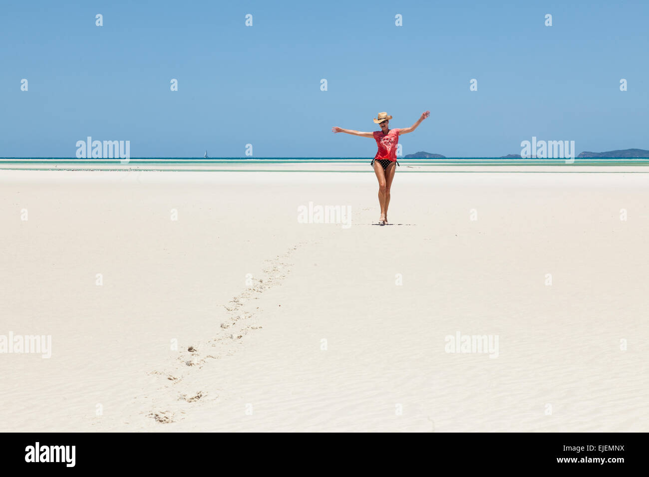 Femme mature qui marche sur la plage Banque de photographies et d’images à haute résolution Alamy