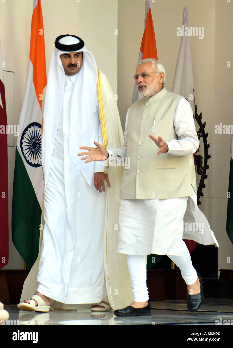 New Delhi, Inde. Mar 25, 2015. L'émir du Qatar, Cheikh Tamim bin Hamad al-Thani (L) des entretiens avec le Premier Ministre indien Narendra Modi avant leur réunion à Hyderabad House à New Delhi, Inde, le 25 mars 2015. Emir du Qatar, Cheikh Tamim bin Hamad Al-Thani était sur sa visite d'Etat de deux jours en Inde. Credit : Partha Sarkar/Xinhua/Alamy Live News Banque D'Images