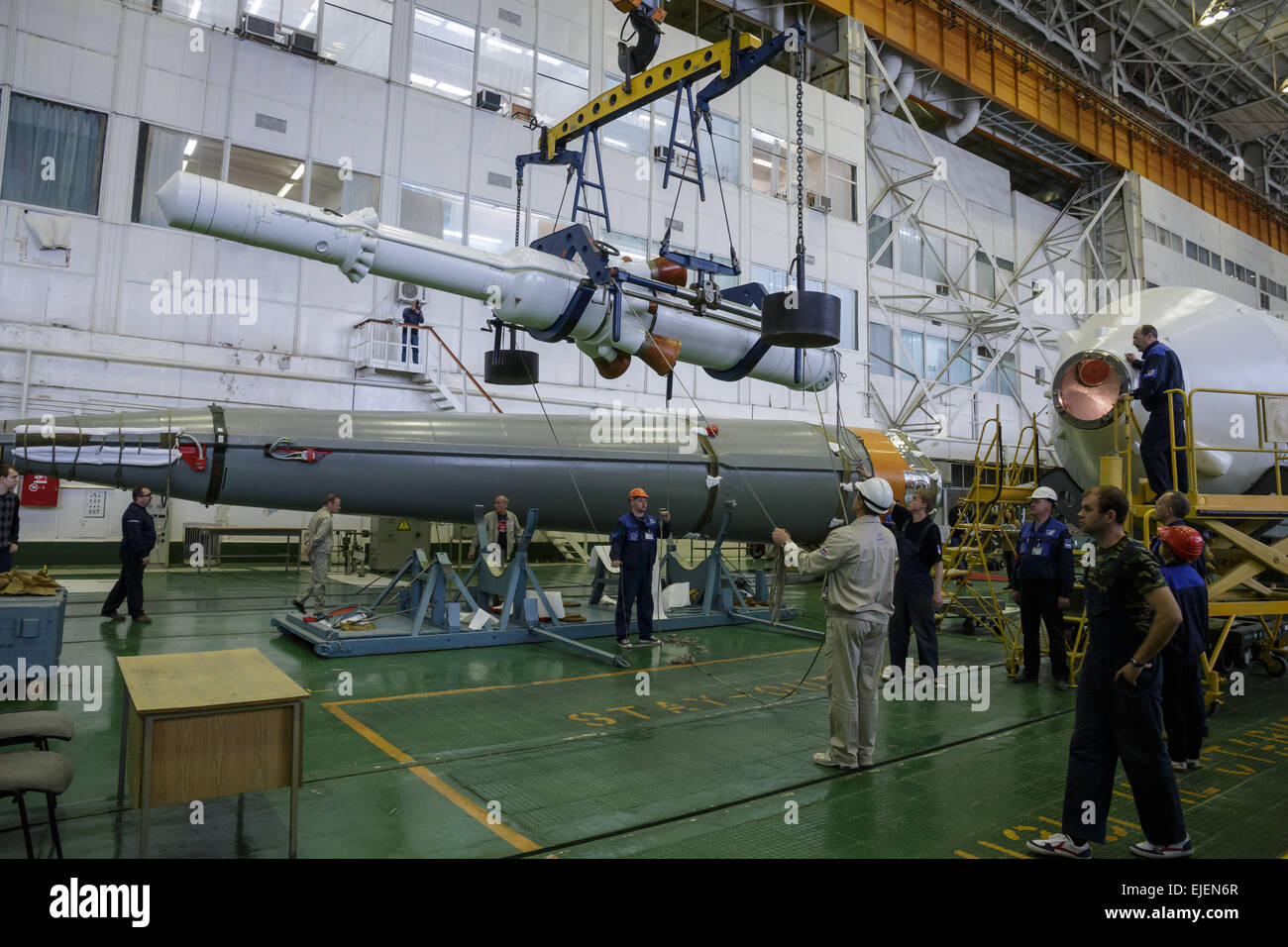 Le vaisseau Soyouz TMA-16M est assemblée en préparation à être introduit dans la plateforme de lancement au cosmodrome de Baïkonour, le 24 mars 2015 au Kazakhstan. Lancement de la fusée Soyouz est prévue pour le 28 mars et 43 expédition vers la Station spatiale internationale. Banque D'Images