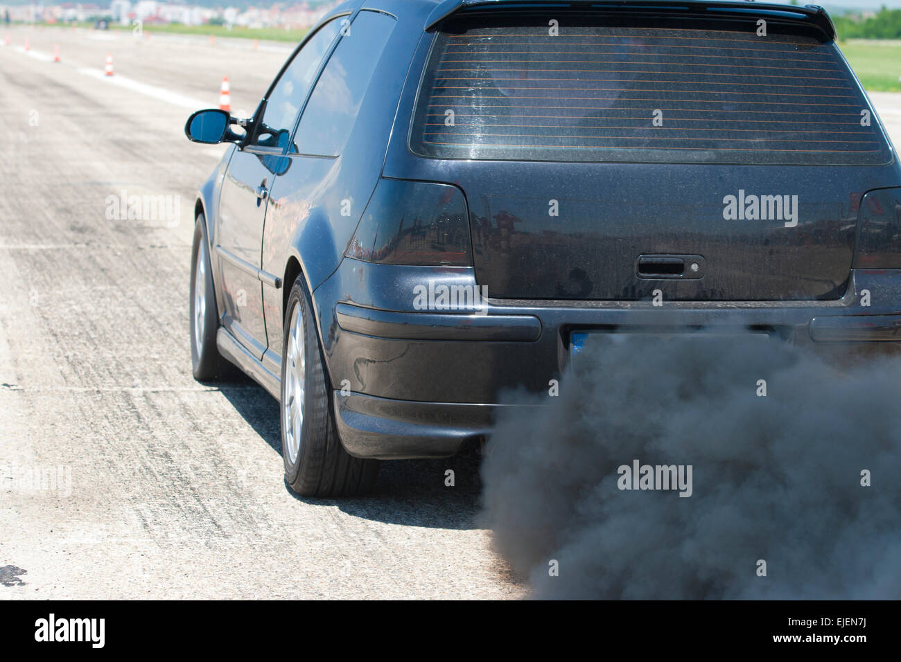 La pollution de l'environnement en gaz combustible d'une voiture noire Banque D'Images