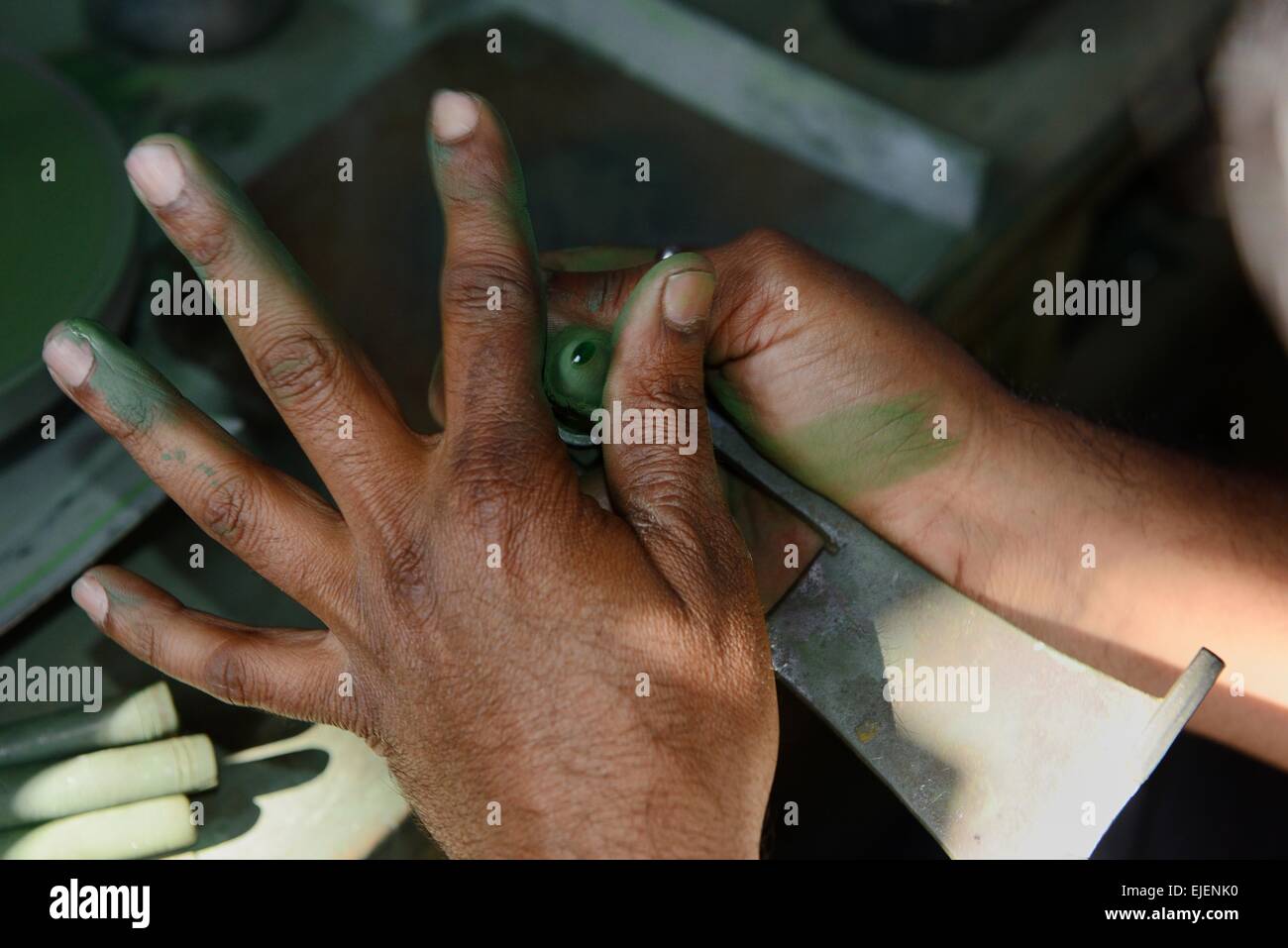 L'Inde, Rajasthan, Jaipur, bijoutier, tailleur de pierres semi-précieuses Banque D'Images