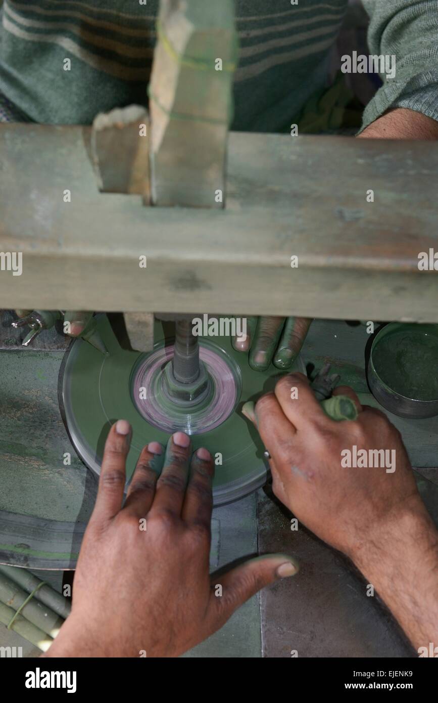 L'Inde, Rajasthan, Jaipur, bijoutier, tailleur de pierres semi-précieuses Banque D'Images