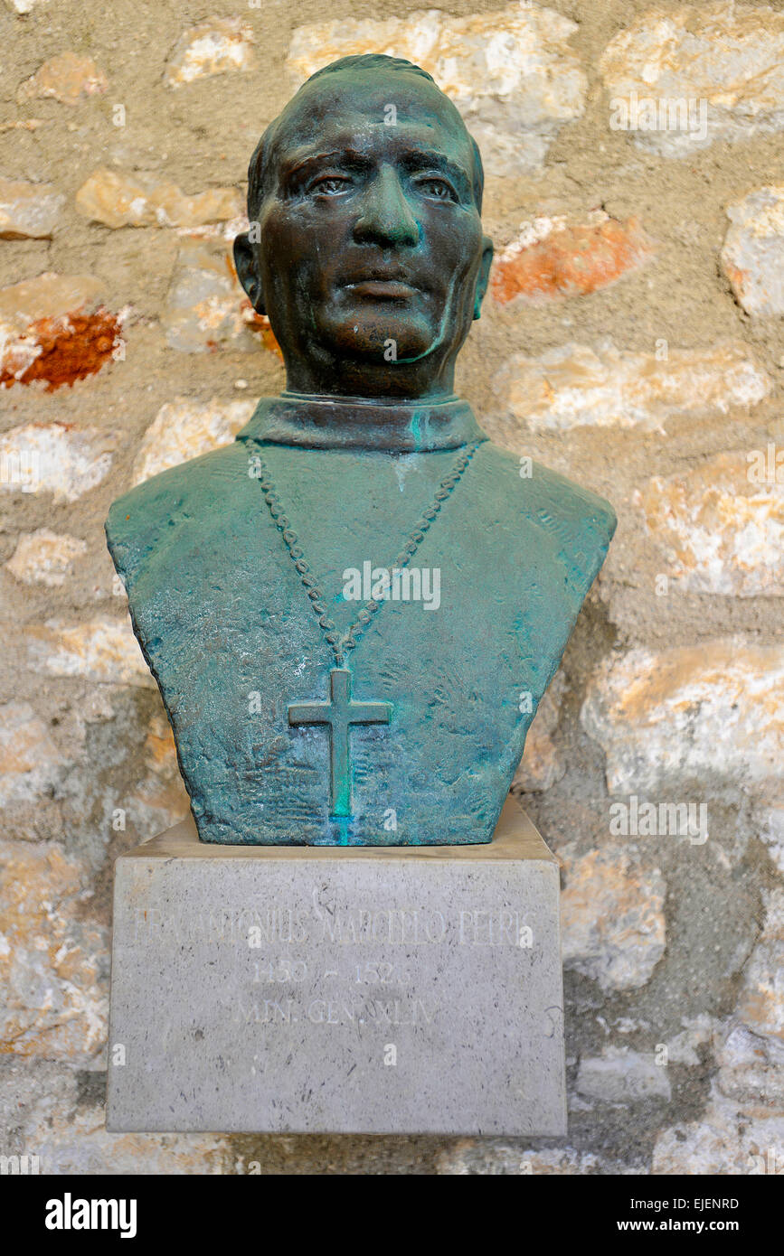 Île de Cres Cres Croatie ville 14ème siècle couvent et l'église de Saint François cloître externes buste en bronze de l'un des quatre chefs de l'Ordre des Franciscains Banque D'Images