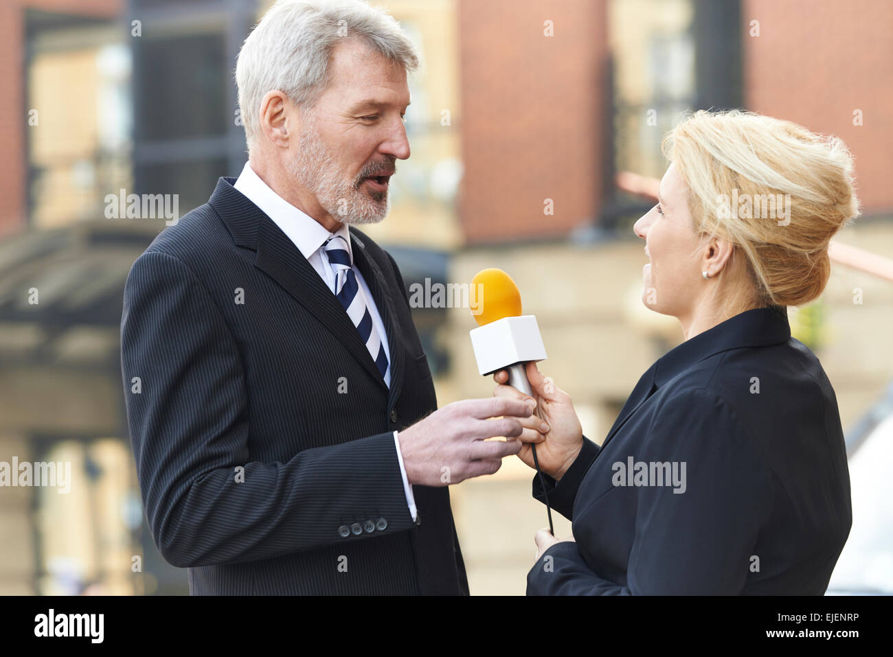 Enregistrement Cameraman femme journaliste interviewant Businessman Banque D'Images