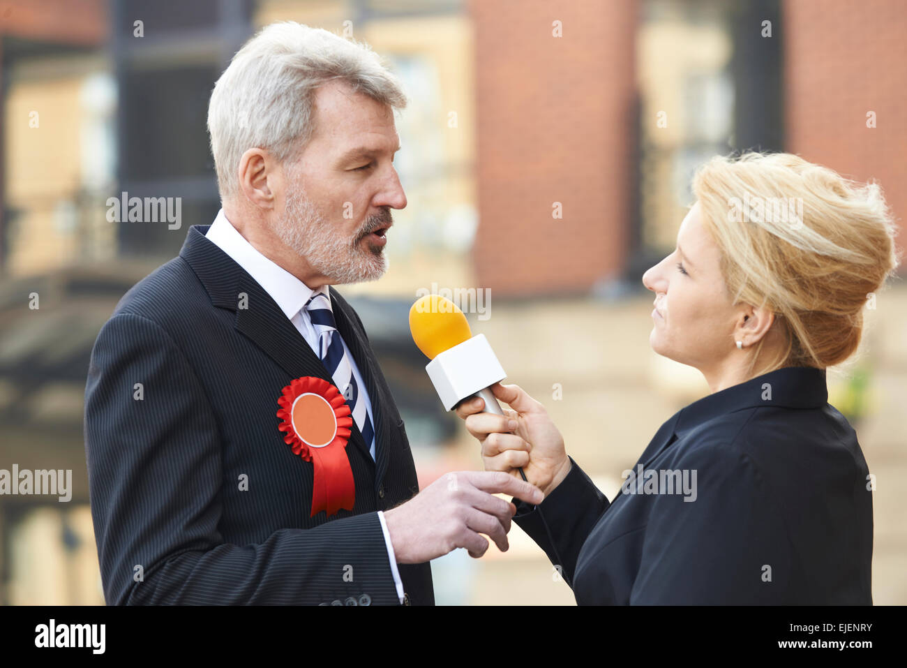 Homme politique d'être interviewé par la journaliste en période électorale Banque D'Images