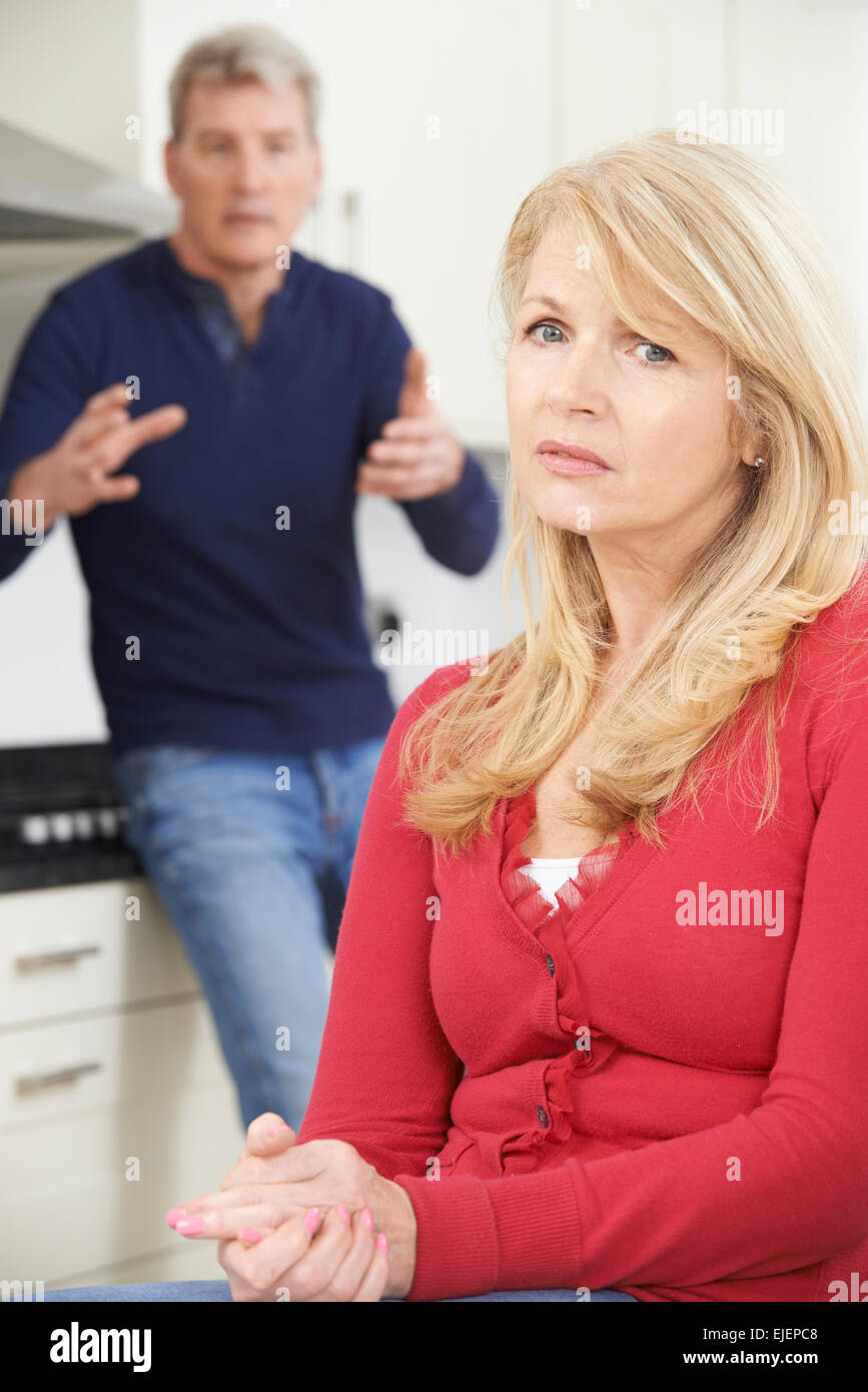 Young Couple Having Argument At Home Banque D'Images
