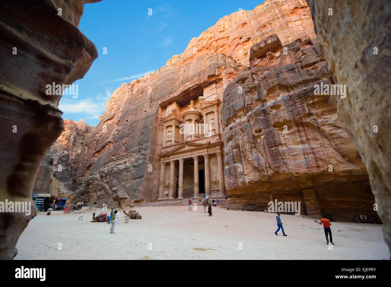 PETRA, JORDANIE - OCT 12, 2014 : Le conseil du trésor ou Al Khazna, c'est la plus célèbre et magnifique façade dans Petra en Jordanie, c'est 40 Banque D'Images