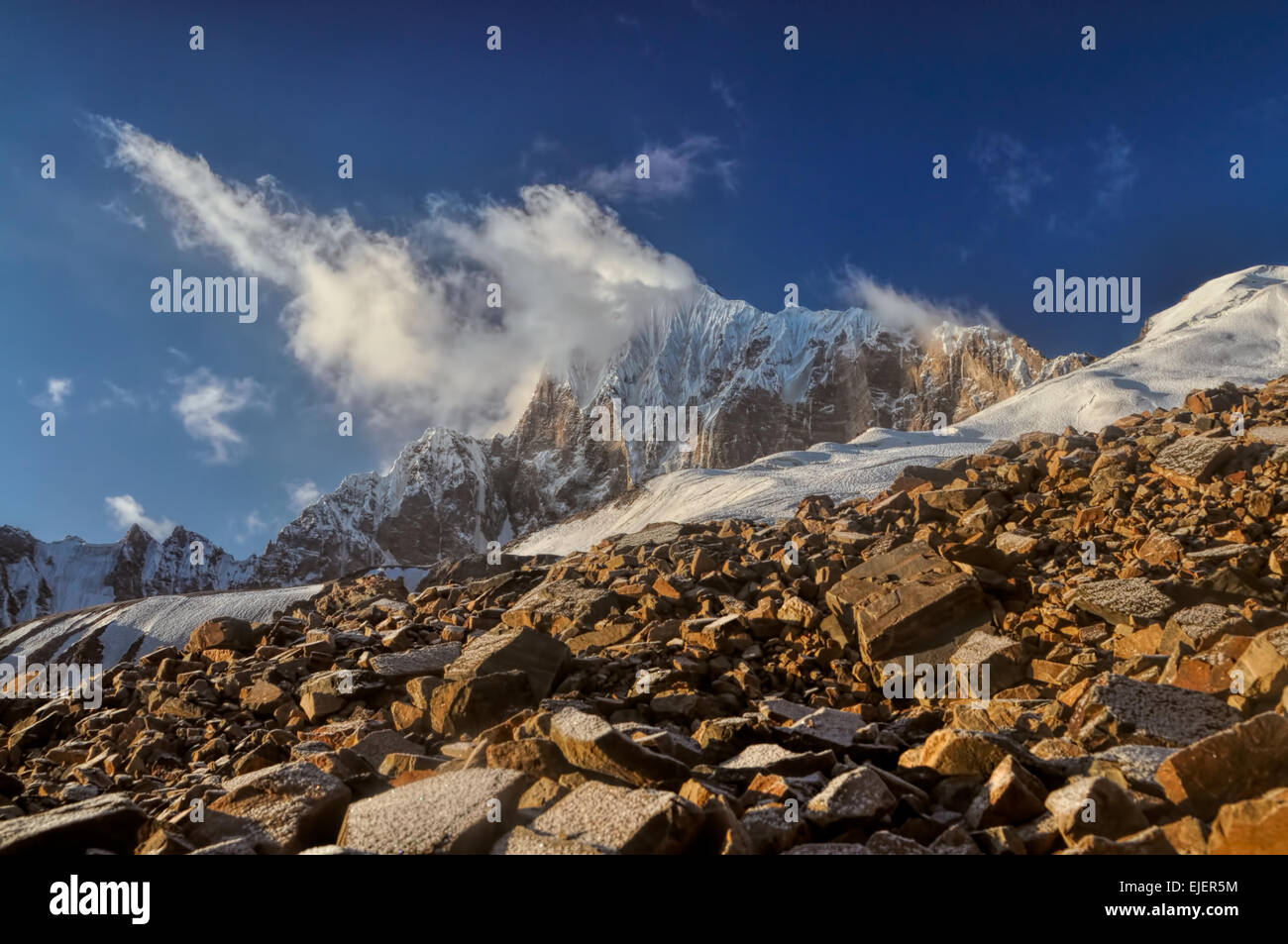 Des pics de montagne pittoresque dans les montagnes du Pamir au Tadjikistan Banque D'Images