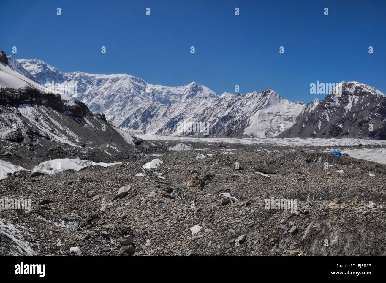 Superbe vue sur les sommets couverts de neige autour de Engilchek glacier dans la chaîne de montagnes du Tian Shan au Kirghizstan Banque D'Images