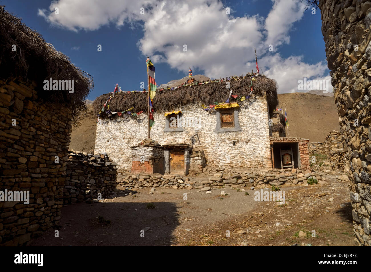 Vieux village pittoresque dans les montagnes de l'Himalaya au Népal Banque D'Images
