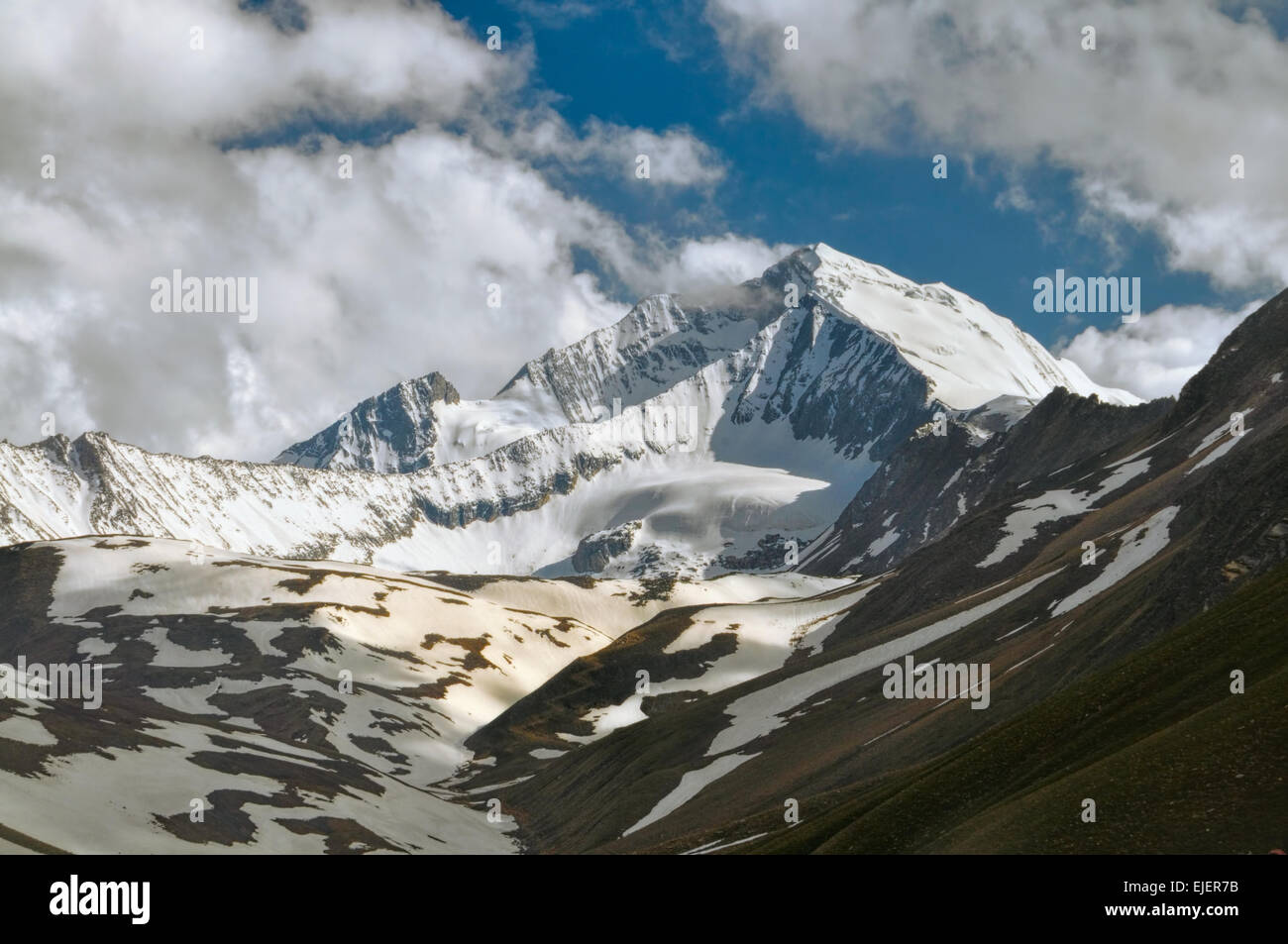 Pic majestueux dans les Himalaya Mountains au Népal Banque D'Images