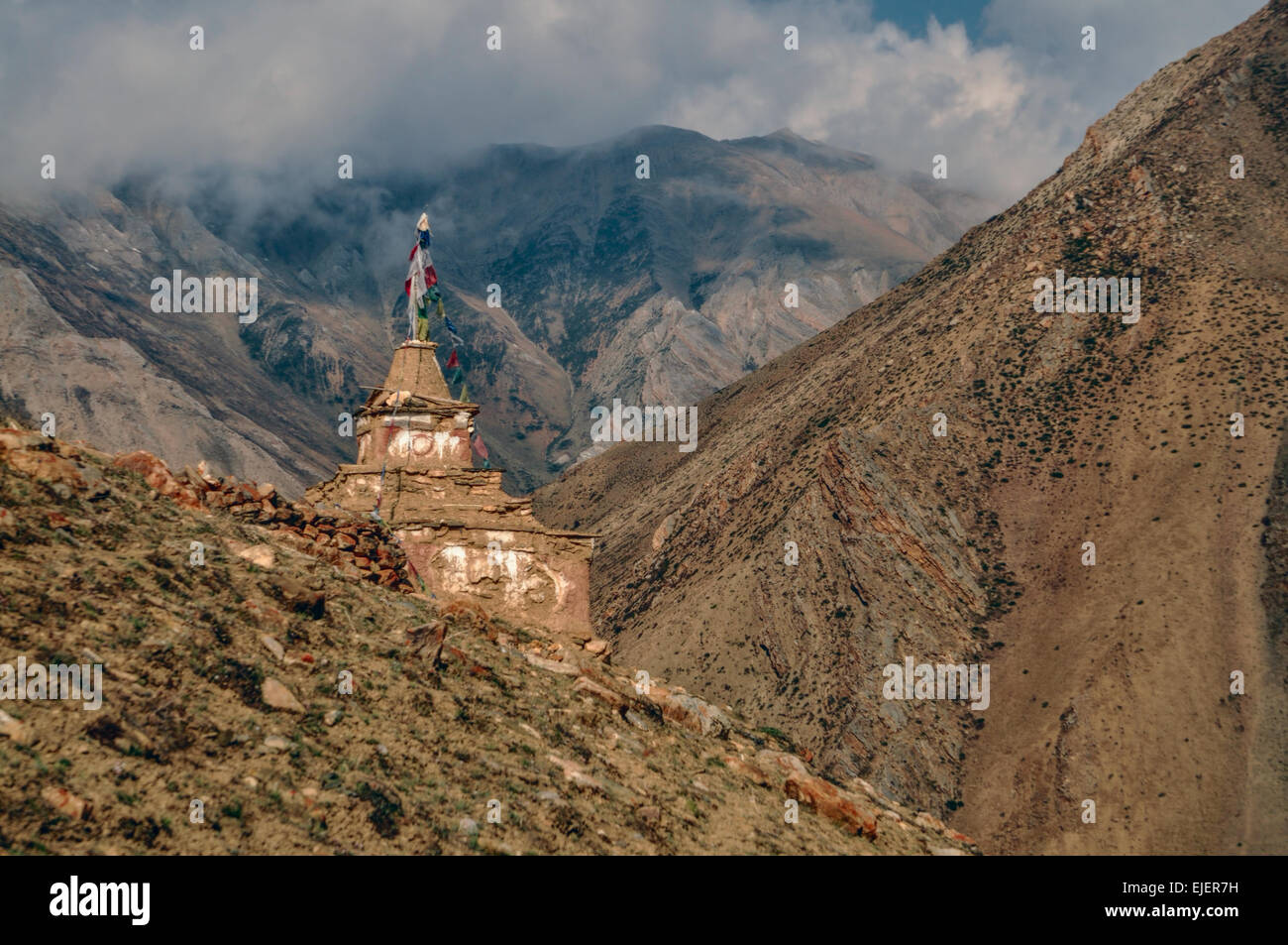 Ancien lieu de culte dans la ville pittoresque de montagnes de l'Himalaya au Népal Banque D'Images