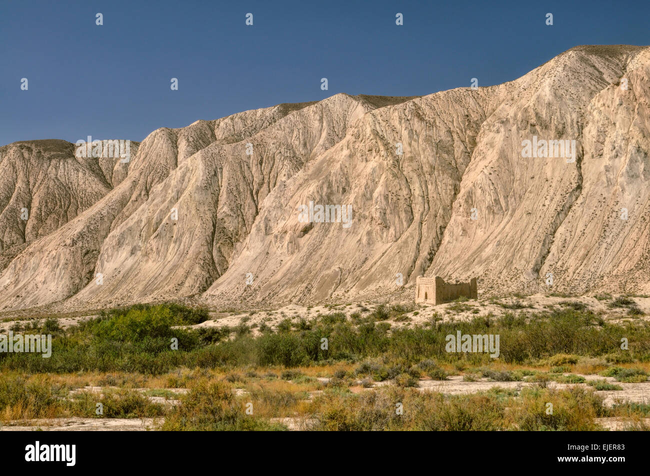 Ruines de l'antique temple sous falaise au Kirghizstan Banque D'Images