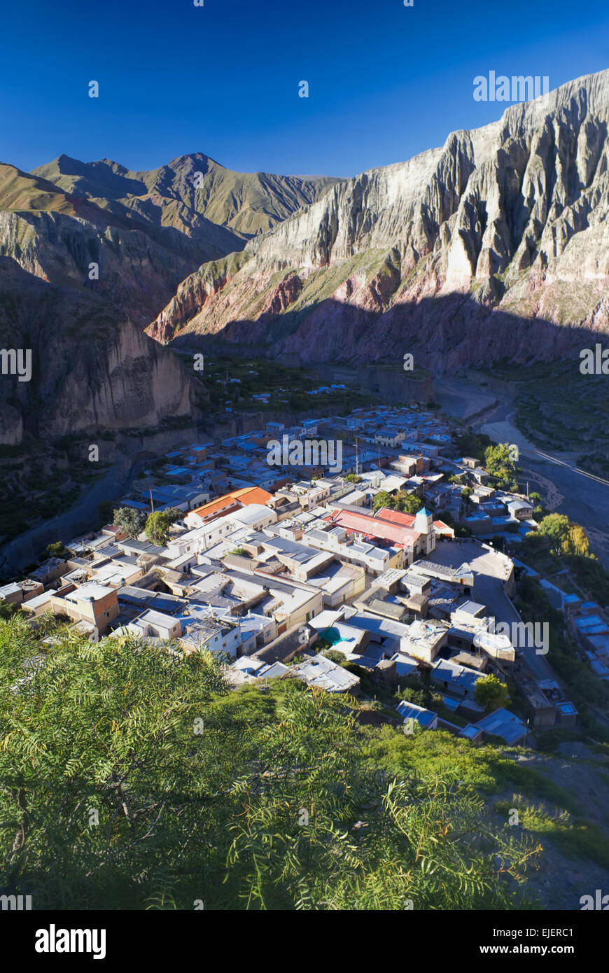 Ville pittoresque dans la vallée étroite Quebrada de Humahuaca en Argentine, province de Jujuy Banque D'Images