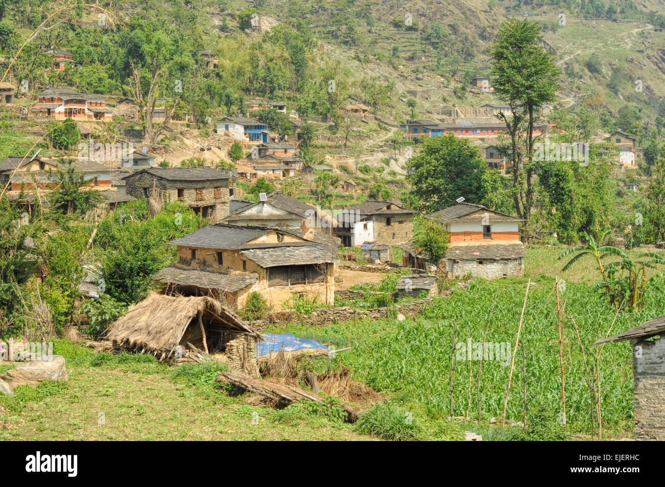 Vue pittoresque d'un village népalais couché dans une vallée Banque D'Images