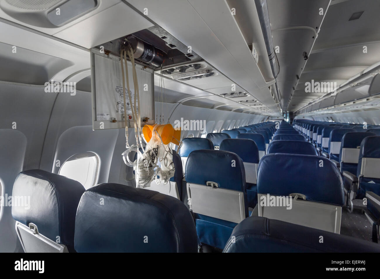 Masques à oxygène d'avion Banque de photographies et d'images à haute  résolution - Alamy