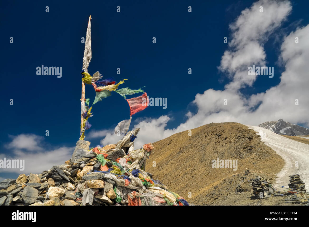 Les drapeaux de prières dans les montagnes de l'Himalaya au Népal Banque D'Images