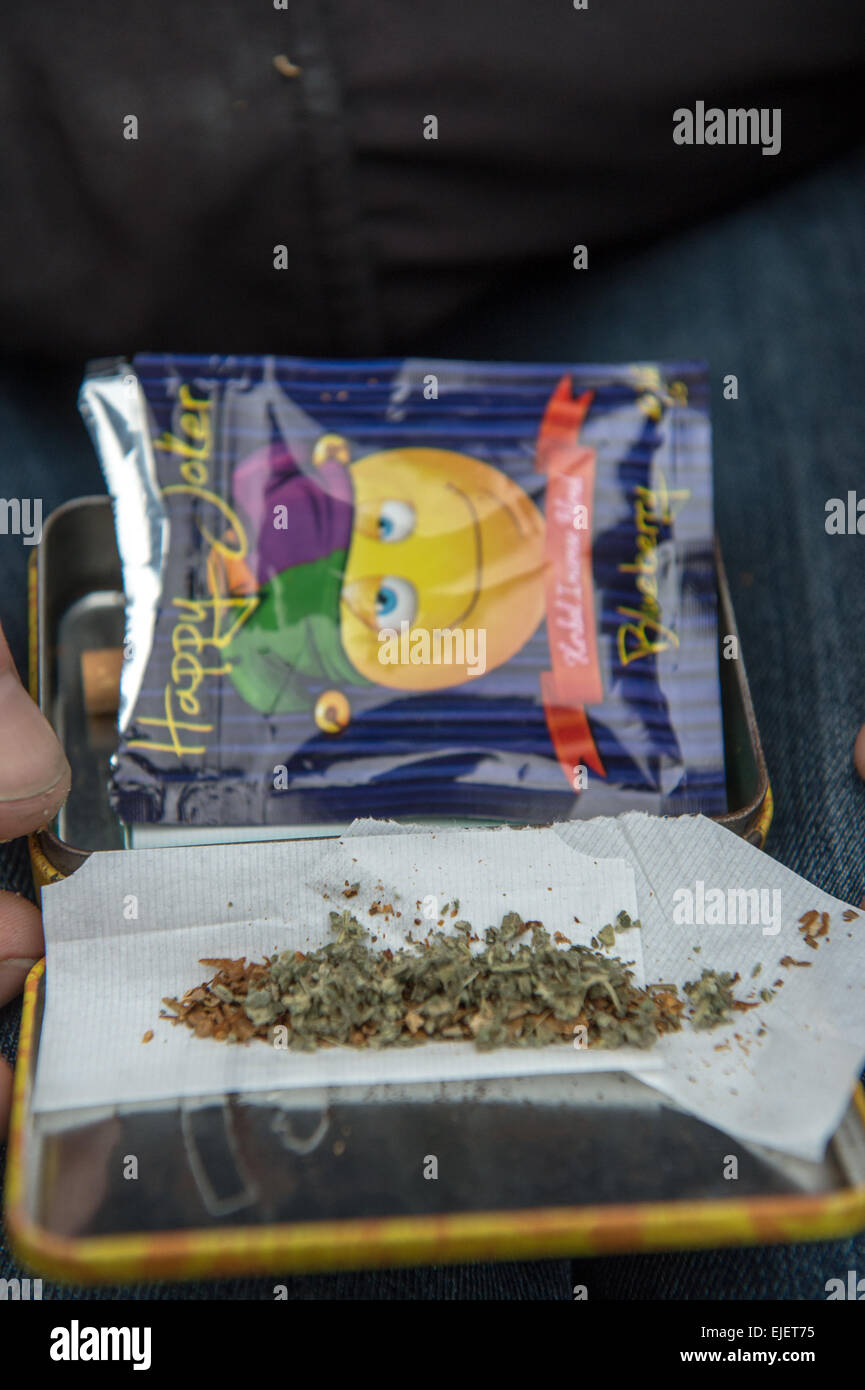 Un homme à l'aide d'un matériel roulant heureux Joker, un haut juridique Banque D'Images