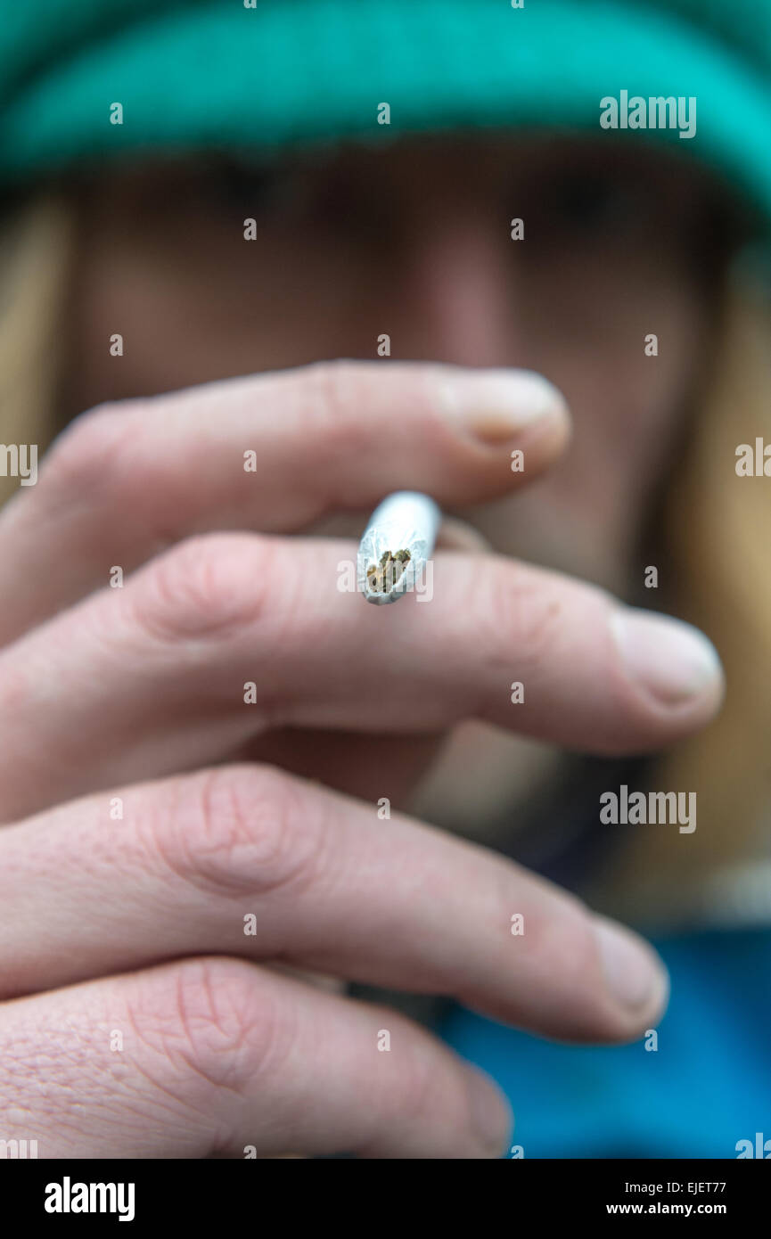 Un homme fumer un joint Banque D'Images