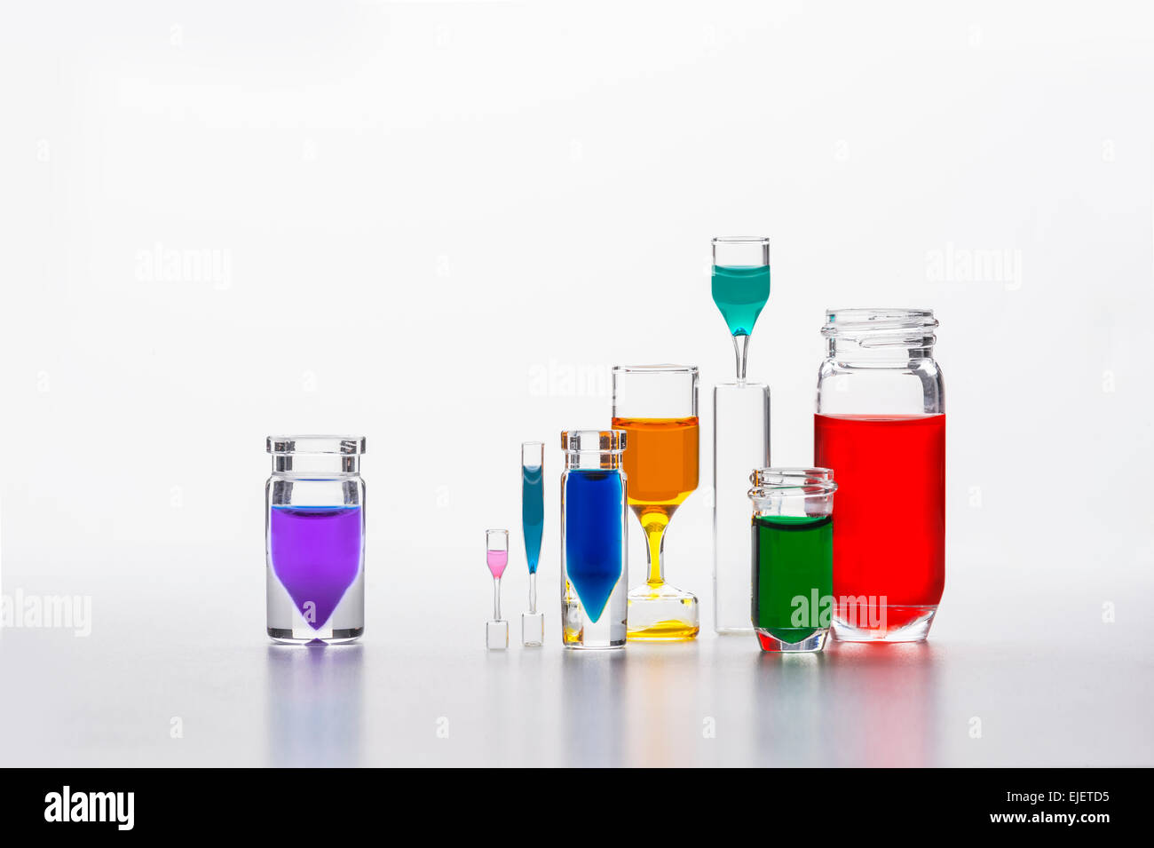 Flacons colorés in Lab Banque D'Images