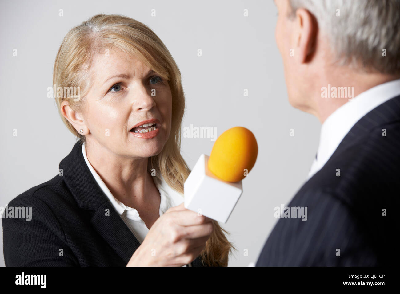 Femme Homme d'entrevue avec microphone Banque D'Images