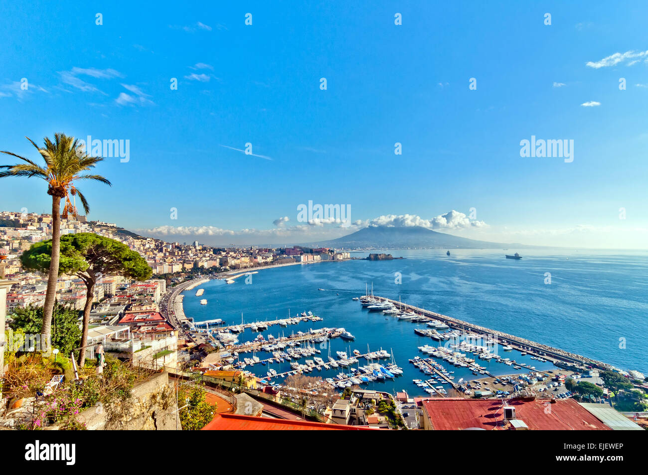 La vue quotidienne de Naples de Posillipo sur la mer Méditerranée et le mont Vésuve Banque D'Images