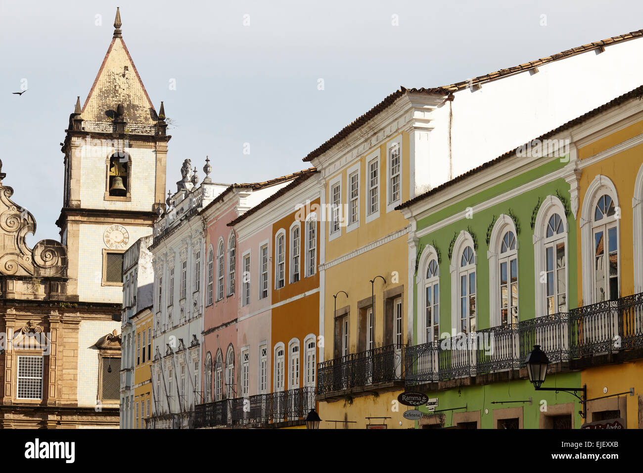 Maisons colorées et une église en arrière-plan dans le quartier Pelourinho Salvador de Bahia Brésil Banque D'Images