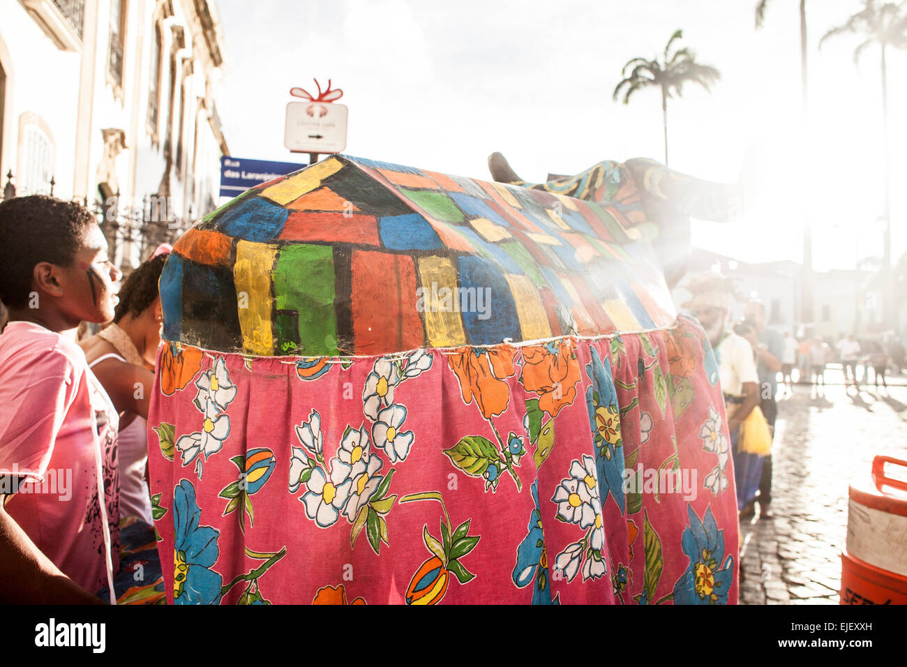 Papier mâché coloré figure sur un bull street parade festival dans le quartier Pelourinho Salvador de Bahia Brésil Banque D'Images