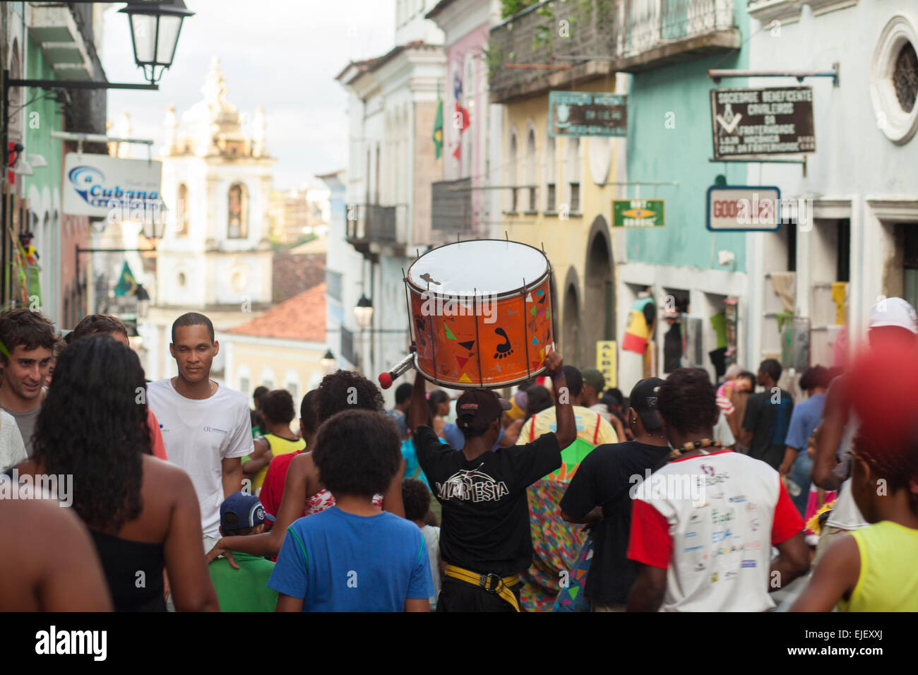 Foule dans une rue dans le quartier Pelourinho Salvador de Bahia Brésil après une rue parede avec boy holding a Tambour coloré Banque D'Images