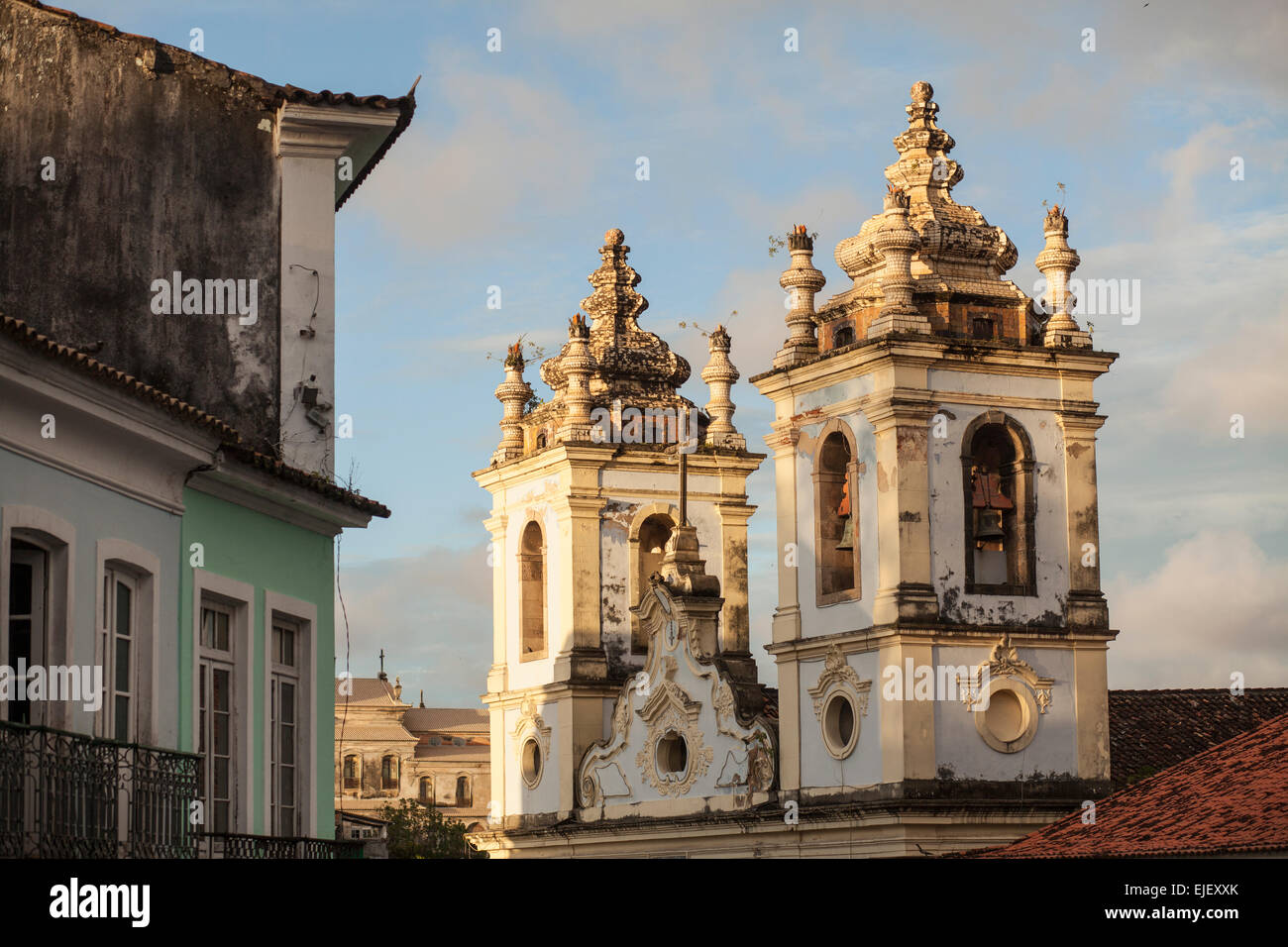 Église dans le quartier Pelourinho Salvador de Bahia Brésil sous la lumière de l'après-midi chaud Banque D'Images