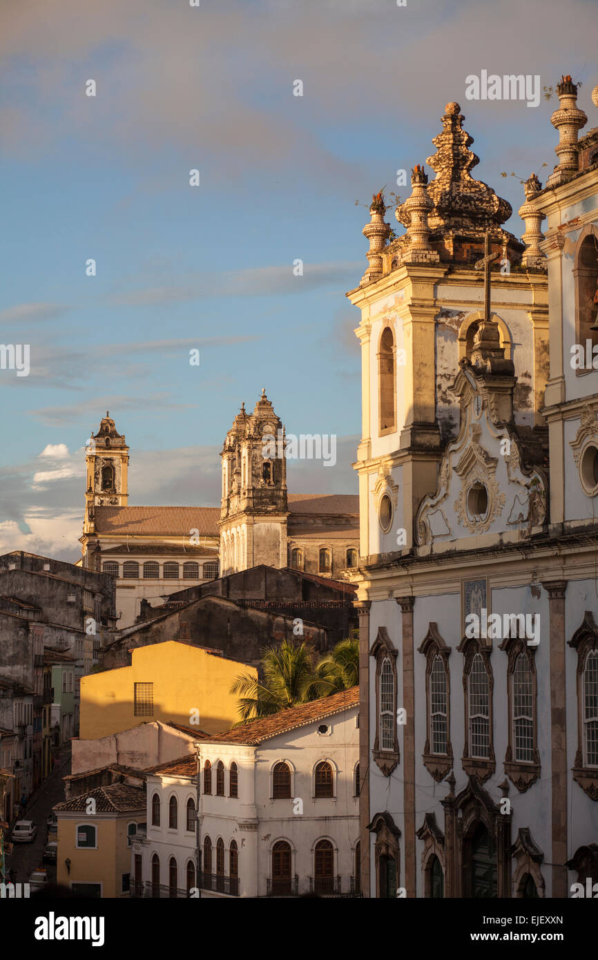 Églises dans le quartier Pelourinho Salvador de Bahia Brésil sous la lumière de l'après-midi chaud Banque D'Images