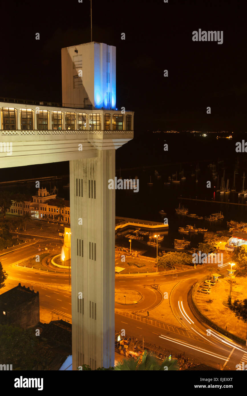 Ascenseur depuis le quartier Pelourinho à Mercao la nuit Banque D'Images