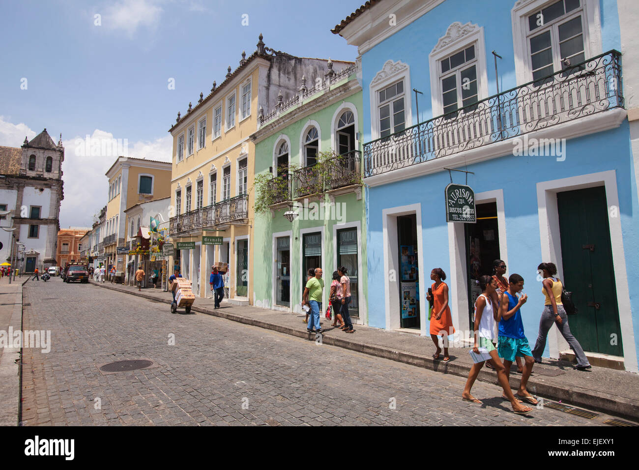 Bâtiments colorés avec des gens qui marchent sur une journée ensoleillée dans le quartier Pelourinho à Salvador de Bahia au Brésil Banque D'Images