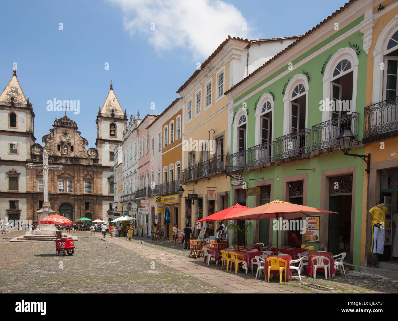 Bâtiments colorés et église en arrière-plan sur une journée ensoleillée dans quartier Pelourinho à Salvador de Bahia au Brésil Banque D'Images