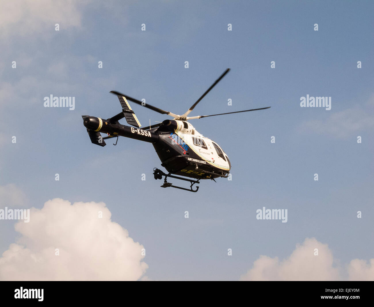 Surrey, UK. 24Th Mar, 2015. Le Kent, Surrey et Sussex Air Ambulance aleaving Effingham Golf Club près de Guildford, Surrey, UK à environ 10h45 le mercredi matin 25 mars 2015. Un joueur avait été malade tout en dehors pour un jeu sur un matin ensoleillé et a été transporté à l'hôpital. Le propre du Club de secouristes ont été en mesure de donner de l'aide, dans l'attente de l'arrivée des ambulanciers paramédicaux par route avant l'Air Ambulance Présentation de la scène. L'Air Ambulance exploite deux MD902 Explorer d'hélicoptères. Credit : Graham Johns/Alamy Live News Banque D'Images