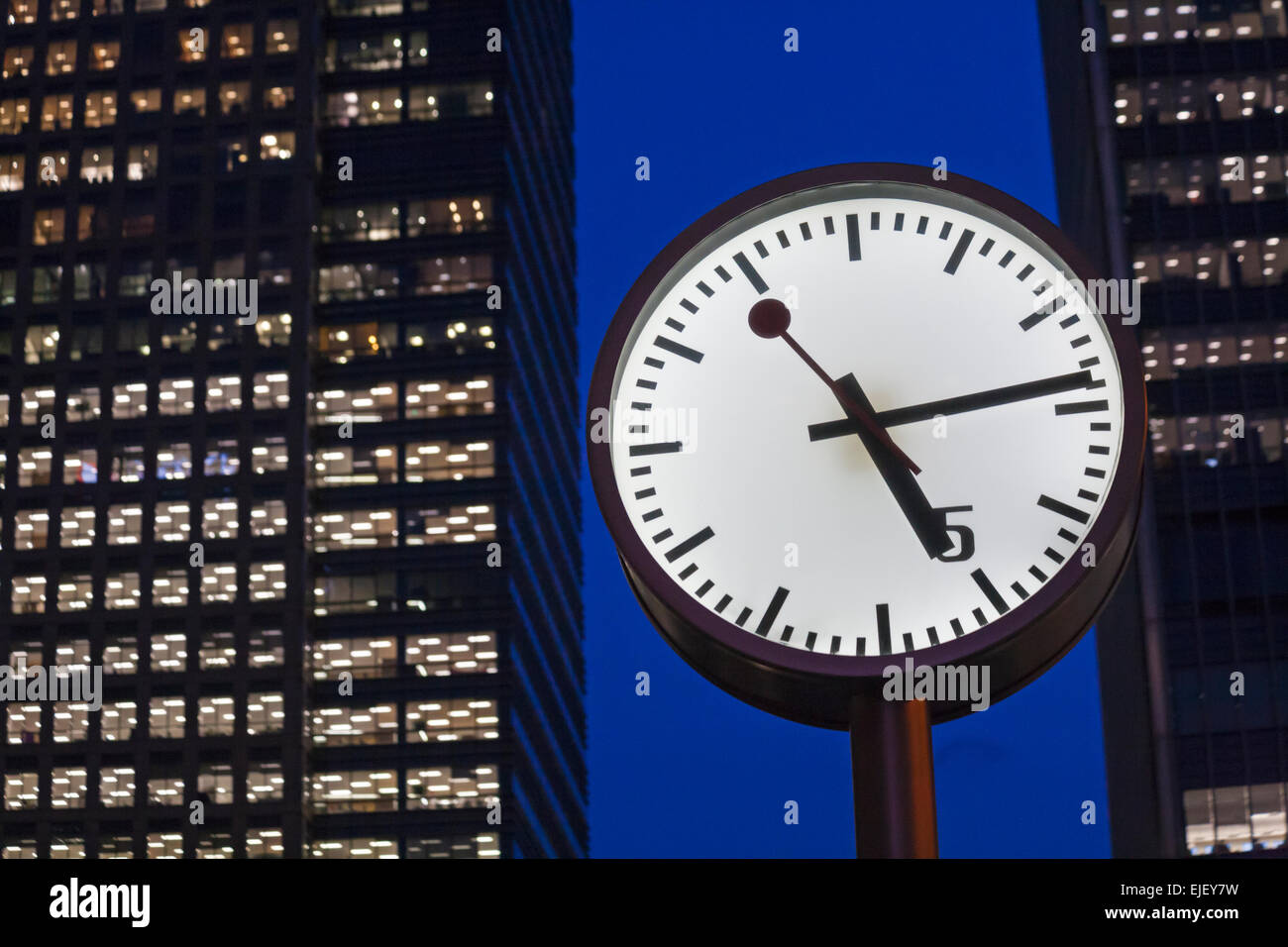 Horloge indiquant l'heure 5:14 à Canary Wharf, Londres en février Banque D'Images