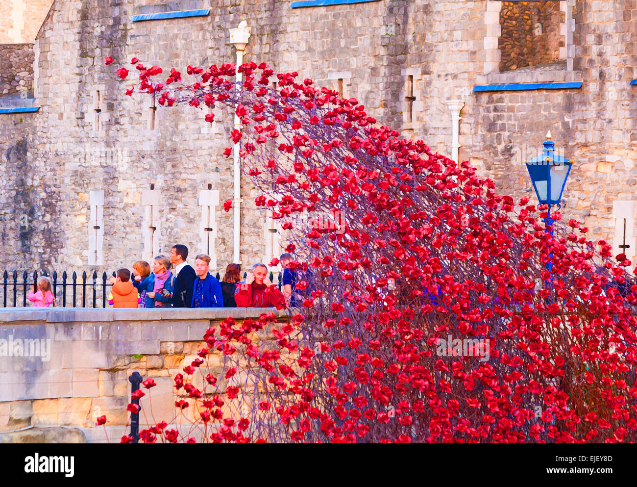 Effet pictural des coquelicots en céramique de Blood Swept Lands et Seas of Red à la Tour de Londres au Royaume-Uni pour marquer le centenaire de la première Guerre mondiale Banque D'Images