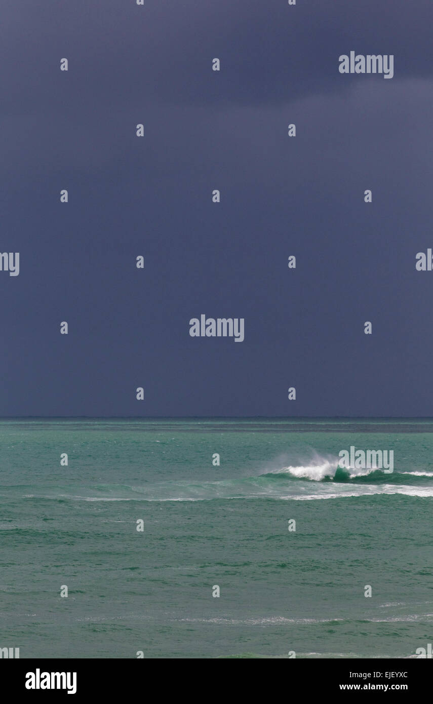 Arrière-plan de la mer et du ciel, sombre ciel d'orage et de l'aigue-marine avec de l'eau vague Banque D'Images