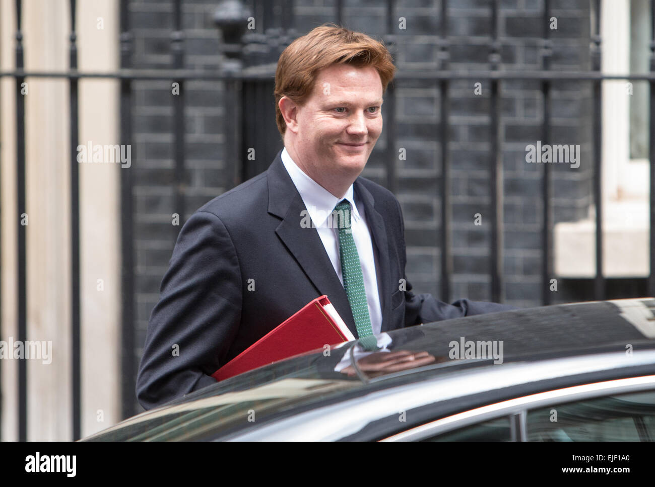 Danny Alexander, secrétaire en chef au Trésor,arrive au numéro 10 Downing Street pour une réunion du cabinet Banque D'Images