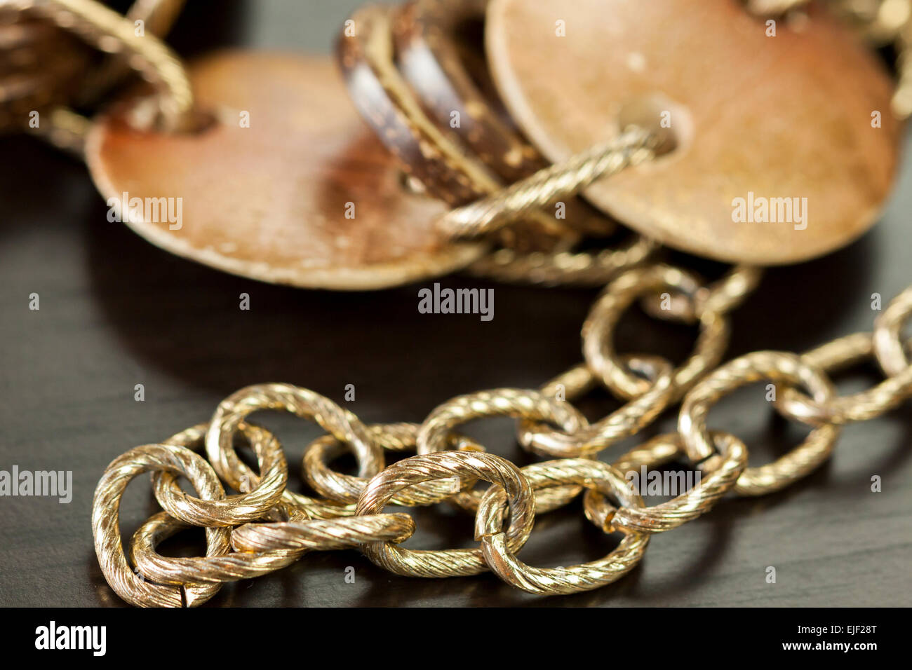 Rayé et terni vieux bijoux argent avec deux disques plats encadrant un  anneau suspendu sur un lien chaîne ovale, vue en gros Photo Stock - Alamy