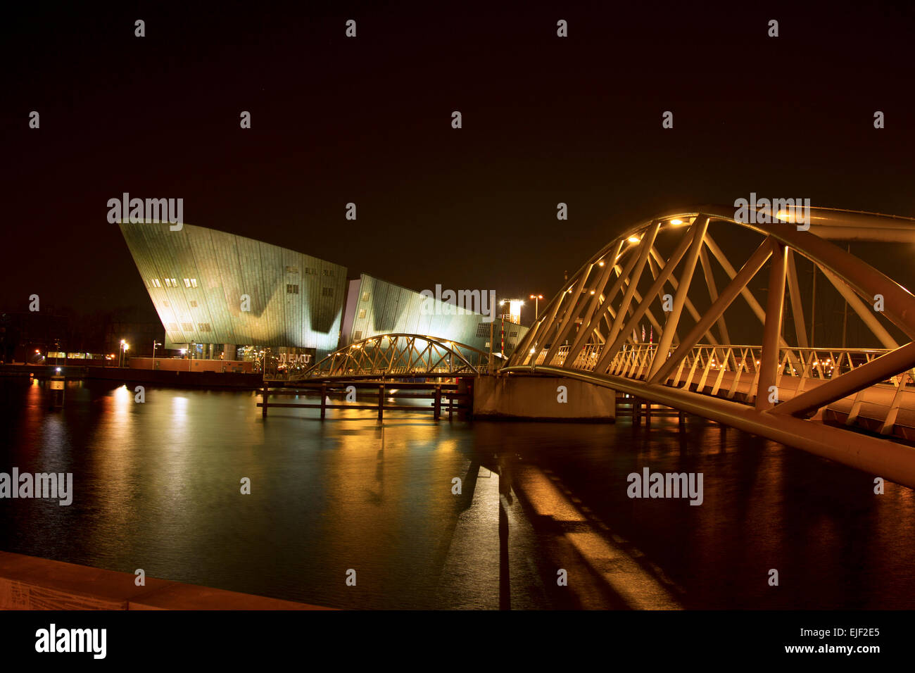 Le centre des sciences Nemo par nuit à Amsterdam Banque D'Images