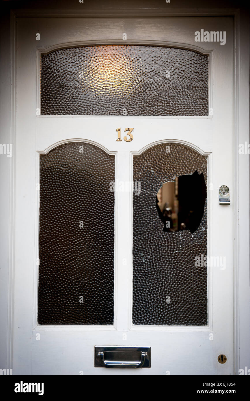 Brisé le verre dans une porte après un cambriolage Banque D'Images