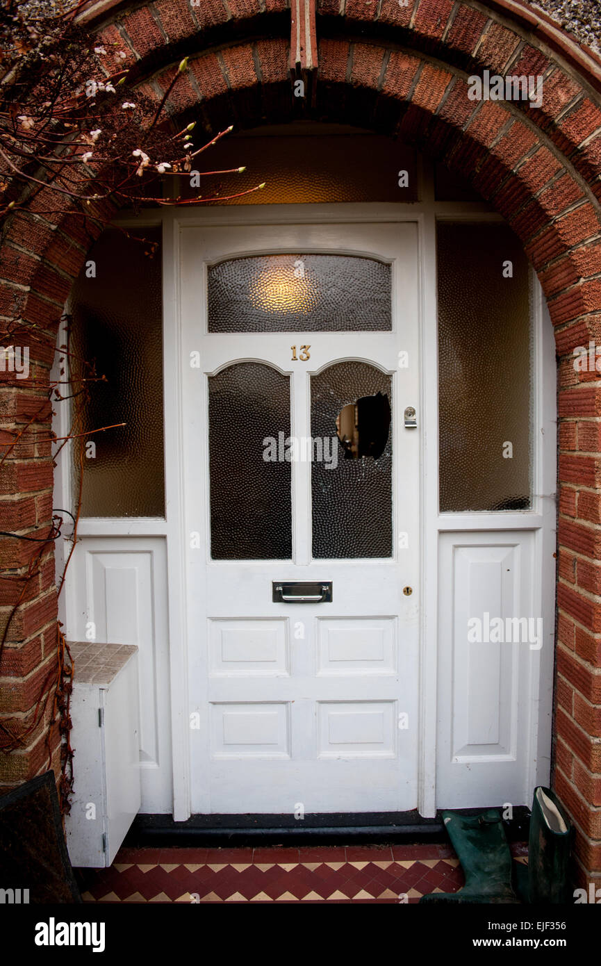 Brisé le verre dans une porte après un cambriolage Banque D'Images
