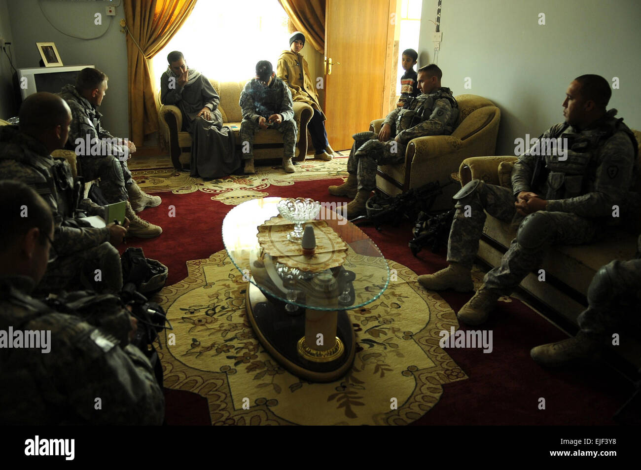 Les soldats de la Compagnie Charlie, 2e Bataillon d'infanterie, 35e Régiment d'infanterie, 3e Brigade Combat Team, 25e Division d'infanterie, visiter un sheik's house à Samarra, en Irak, afin de discuter des plans pour la nouvelle année le 30 décembre 2008. Banque D'Images