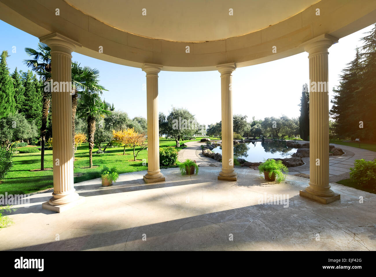 Arbour avec colonnes près du lac dans le parc Banque D'Images