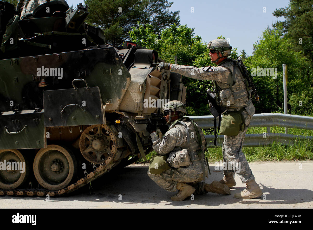 La Police militaire avec le 72e Détachement de Police militaire de la Brigade, 91e bataillon du génie de la Brigade, 1e Brigade Combat Team, 1re Division de cavalerie effacer une ville au cours d'un exercice de formation en partenariat avec l'aire d'entraînement à Hohenfels pendant les résoudre II. Banque D'Images