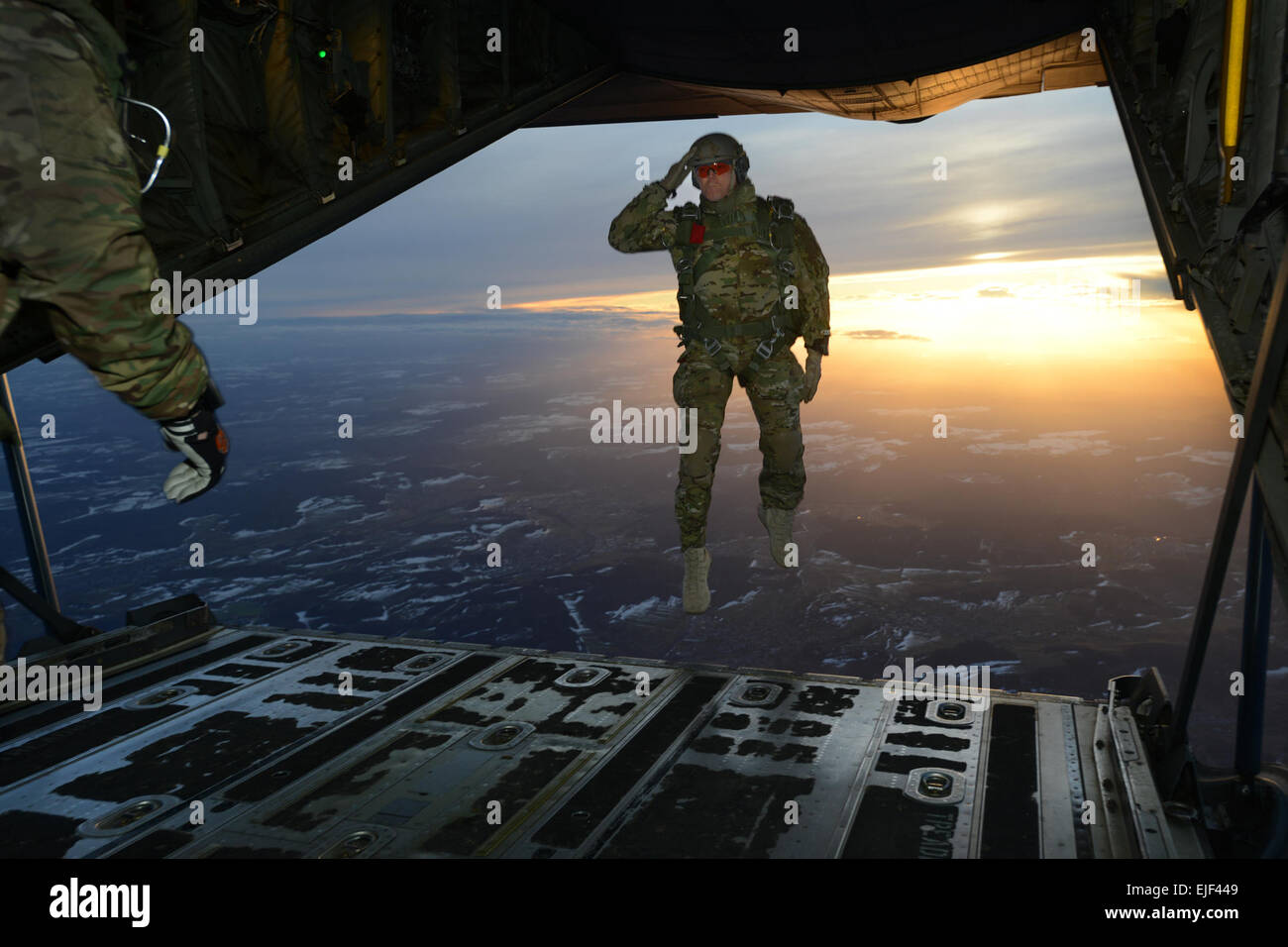 Un soldat américain affecté au 1er Bataillon, 10e Groupe des Forces spéciales Airborne salue ses collègues tout en sautant d'un avion Hercules C-130 sur une zone de chute en Allemagne, le 24 février 2015. Spécialiste de l'information visuelle Jason Johnston Banque D'Images