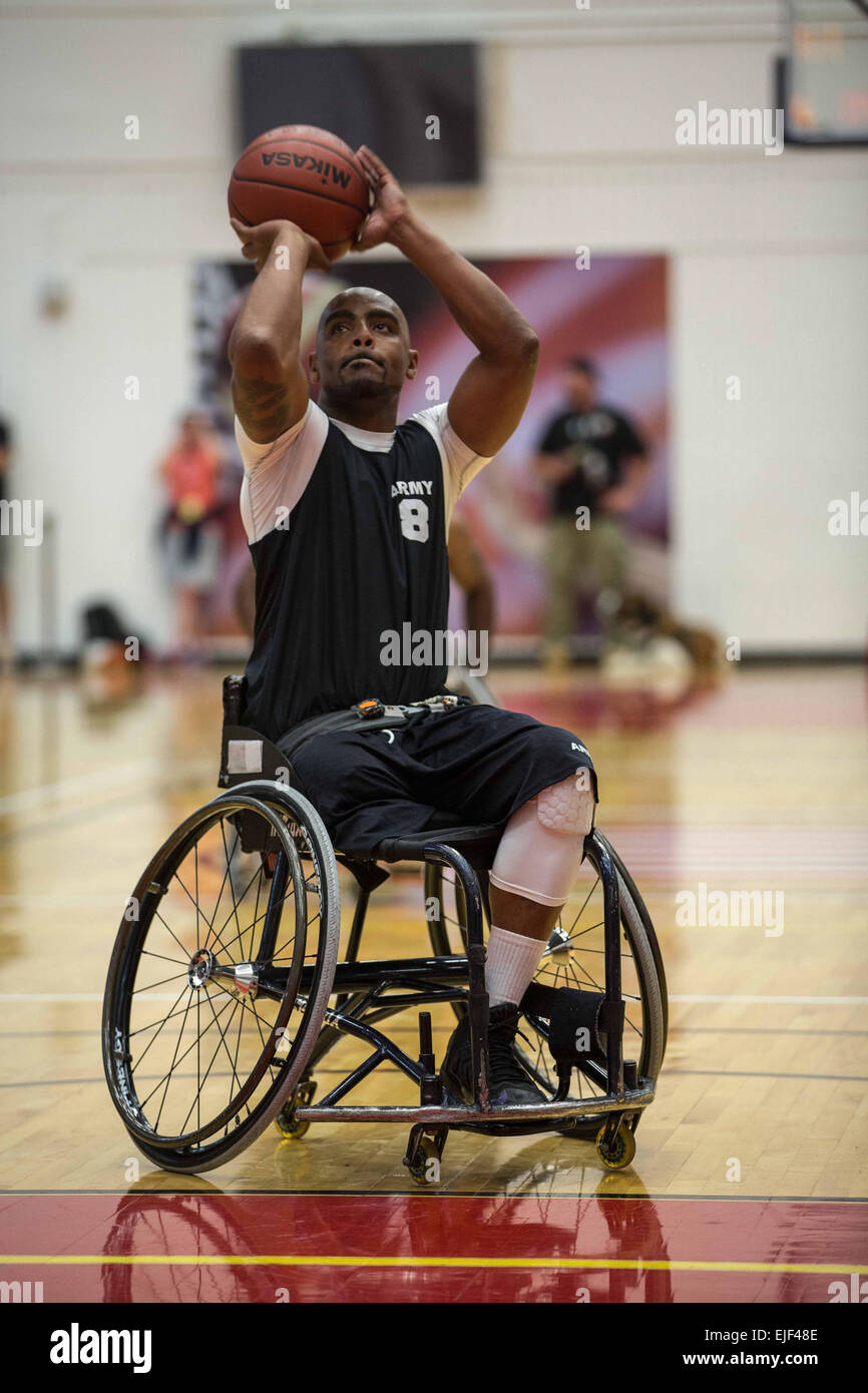 Le sergent de l'armée américaine. Delvin Maston, Birmingham (Alabama), un membre de l'équipe de l'armée, tire un coup franc au cours de la première partie de basket-ball en fauteuil roulant au cours de la 2014 Warrior jeux au Centre d'Entraînement Olympique des États-Unis, Colorado Springs, Colo, 30 septembre 2014. Plus de 200 anciens combattants et membres en service a participé à la 2014 Jeux de guerrier, un événement annuel où les blessés, malades et blessés ont participé à diverses épreuves paralympiques. La CPS. Cameron Leto Banque D'Images